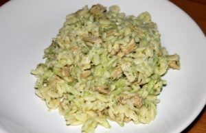 Sałatka z makaronu, kurczaka i ogórka salatka makaron ogorek kurczak