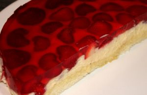 Biszkopt z kremem budyniowym, owocami i galaretką – bardzo letnie ciasto ciasto biszkopt z owocami