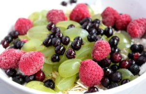 Twarożek z owocami i płatkami owsianymi twarożek z owocami2