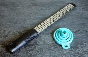 Mała rzecz, a cieszy. Akcesoria kuchenne. lejek i tarka