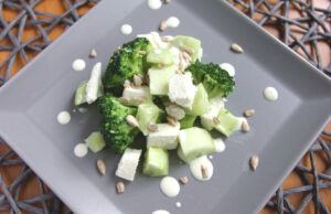 Sałatka z brokuła, fety i świeżych ogórków sałatka z brokuła i fety