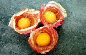 “Babeczki” z boczku i jajka – świetna przystawka z mikrofalówki Jajka z boczkiem