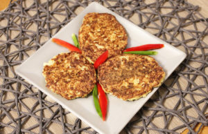 Błyskawiczne placuszki z kalafiora z płatkami jaglanymi placuszki kalafiorowe