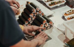 Jak zrobić sushi w domu, żeby smakowało jak z restauracji? sushi